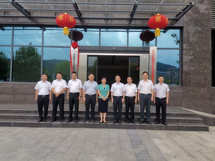 揭牌儀式領(lǐng)導(dǎo)合影（拍攝：袁時雨）