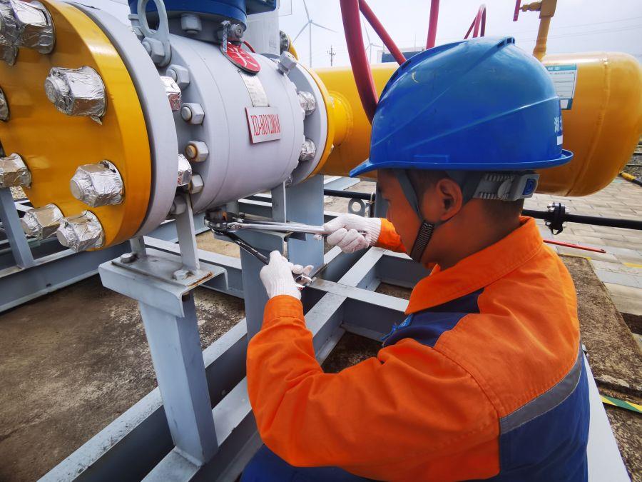 鄂西北維搶隊對閥門進行內漏檢查作業（拍攝：劉尚）