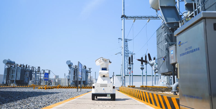 麻城閻家河光伏電站智慧化改造-機(jī)器人巡檢技術(shù)（攝影：晏俊）