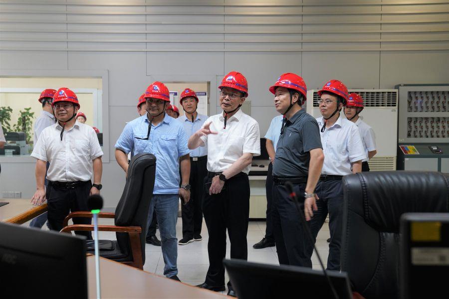 調(diào)研隔河巖電廠(chǎng)中控室（攝影：楊海青）